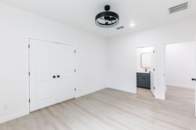 Building Photo - 1704 Elkhart Ave