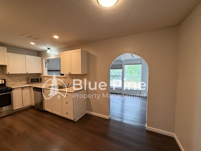 Building Photo - 410 Lincoln Dr