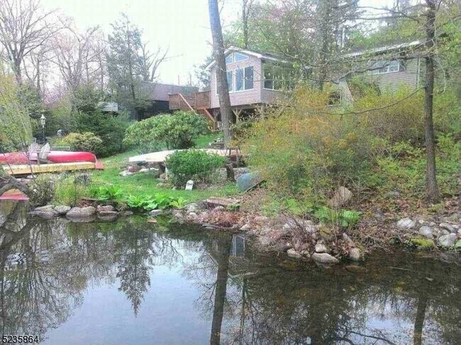 Building Photo - 18 E Shore Trail