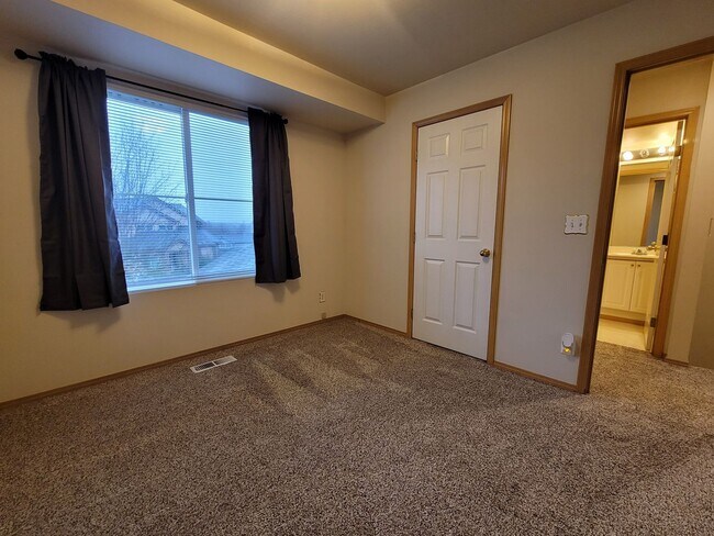 Building Photo - 2 Bedroom Townhome in Desirable Summerwind!
