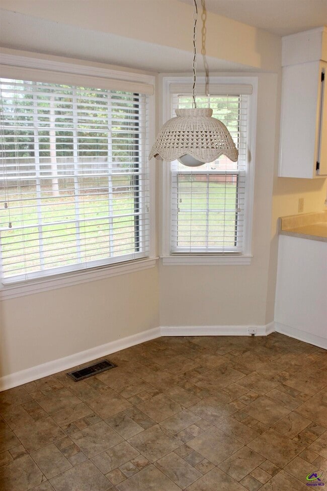 Building Photo - 1004 Ridge Cir S
