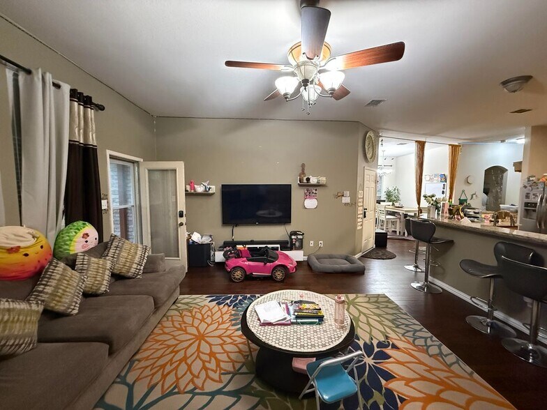 Building Photo - 1619 Mineral Springs Dr