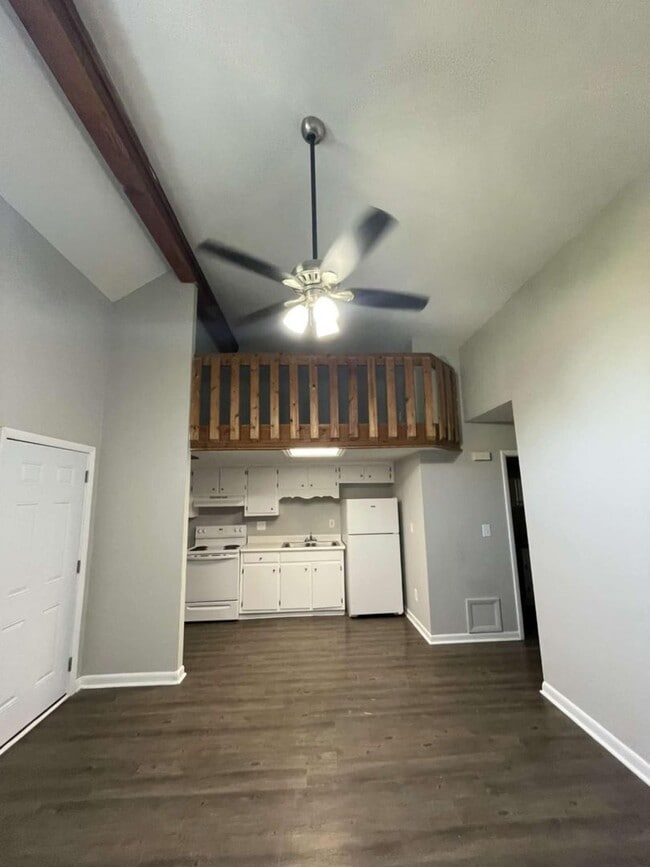 Building Photo - 1 Bedroom Apartment with a Bonus Loft