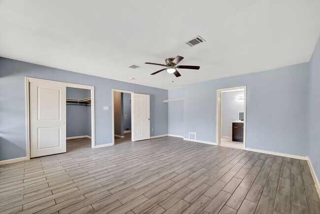 Building Photo - Spacious 4-Bed, 2-Bath Convenient South Houston Home Near Medical Center & City Access