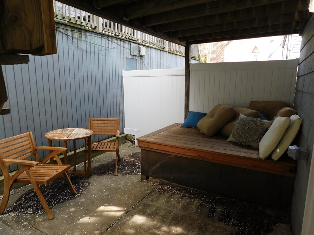 Building Photo - 215 Bolton St