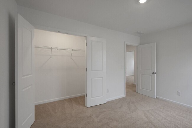 Building Photo - Stunning 4BR House in Hampton