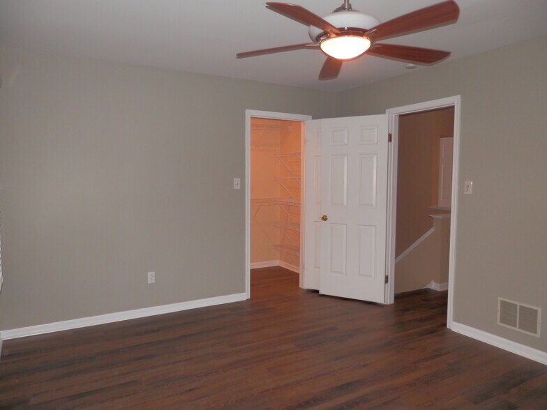 Building Photo - 3201 Bridlewood Dr