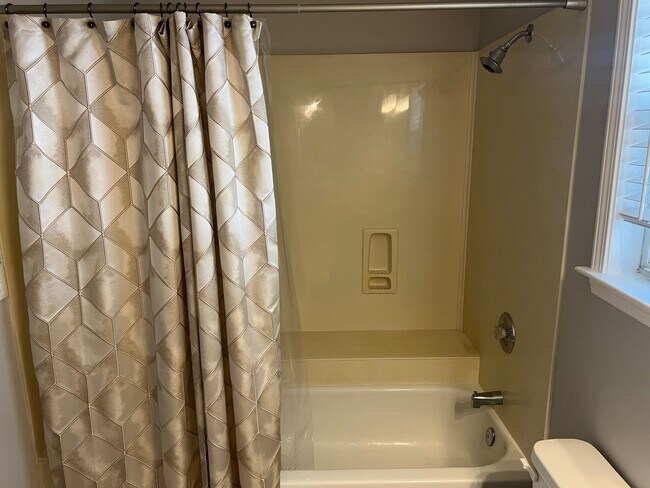 Building Photo - Lovely Condo in Shipyard with a Garage