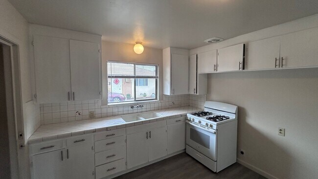 Building Photo - Water, Sewer Included