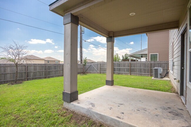 Building Photo - Charming 3-Bed, 2.5-Bath Home with Modern ...