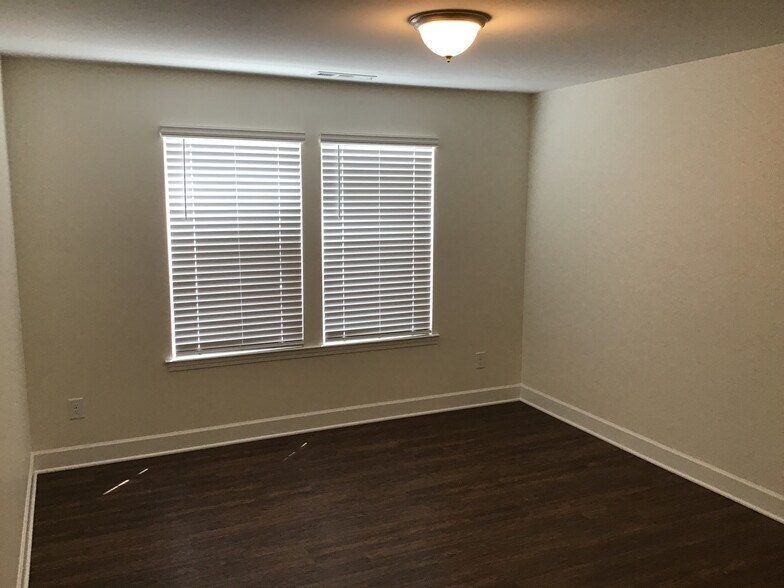 Building Photo - 4992 Chutney Dr