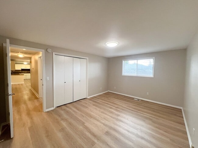 Building Photo - 3 Bedroom, 2 bath 1836 sqft House in Sunset Village