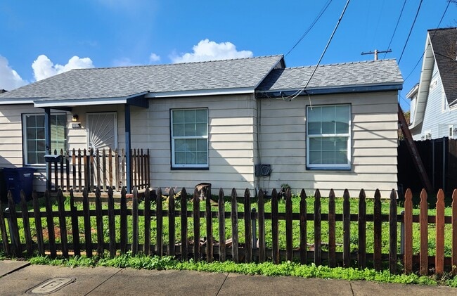 Building Photo - 1796 Skyline Dr