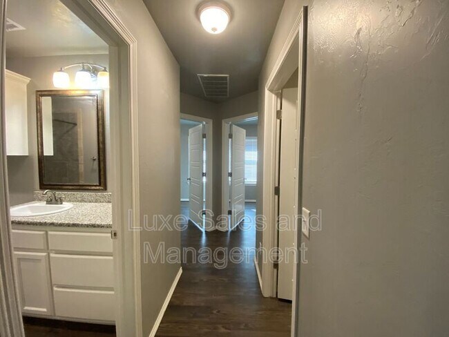 Building Photo - 7804 Meadow Lake Dr