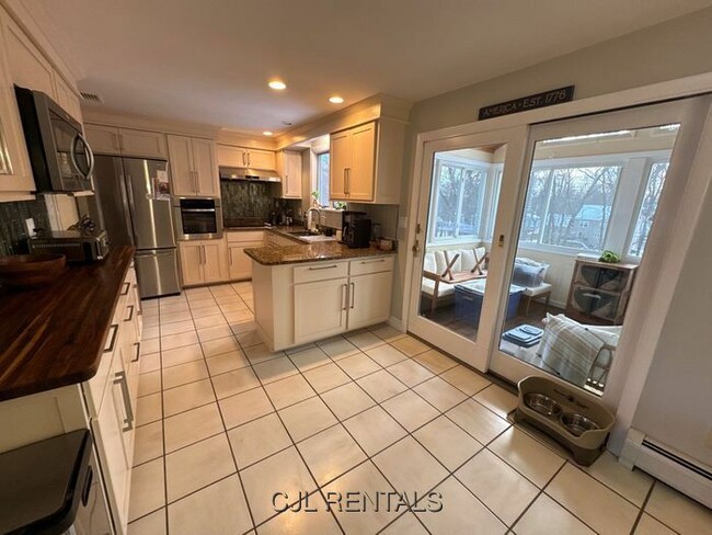 Building Photo - 41 Beaverbrook Rd