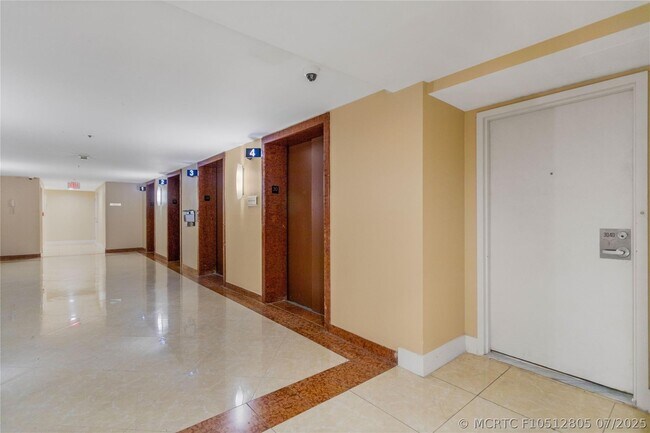 Building Photo - 1717 N Bayshore Dr