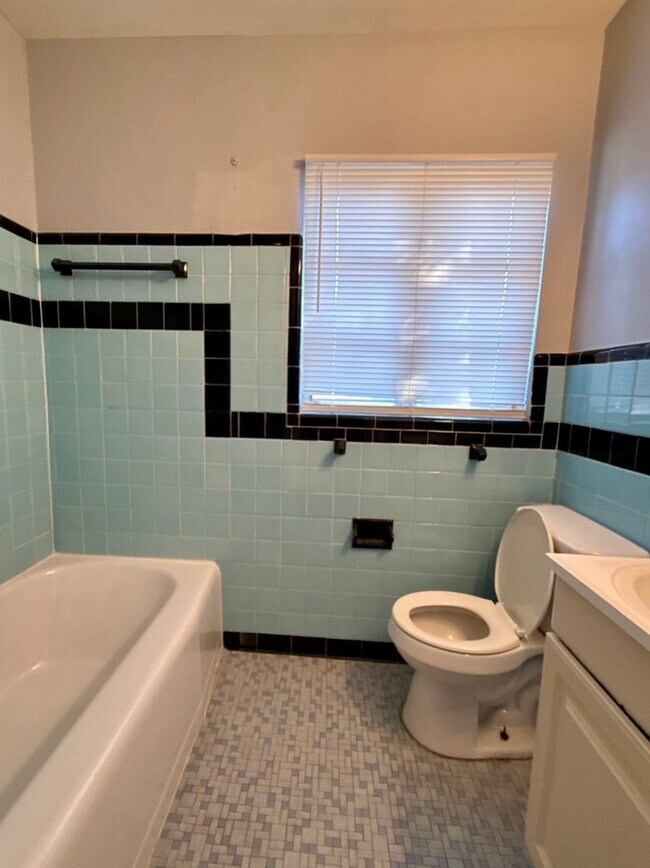 Building Photo - Special Home 1 Block from River! For Rent at an Affordable Price.