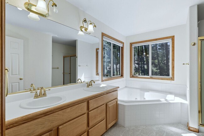 Building Photo - 3 bed 3.5 bath Home in Perry Park!