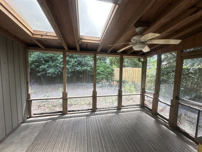 Building Photo - 5 Bent Oaks Ct