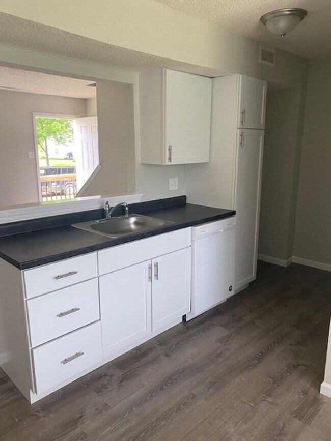 Building Photo - Three Level Condo with Garage