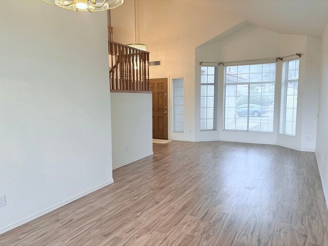 Building Photo - Spacious 4BR/3BA Two-Story Home Near Sabino Canyon