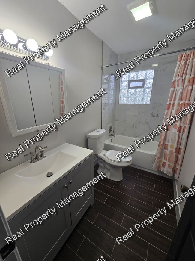 Building Photo - Updated 2 Bedroom Apartment