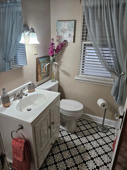 Building Photo - 6633 Milwaukee Ave