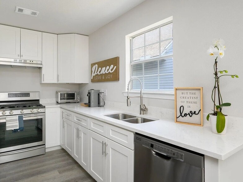 Building Photo - 1053 Emerald Ln