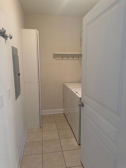 Building Photo - 1025 Riverland Woods Pl