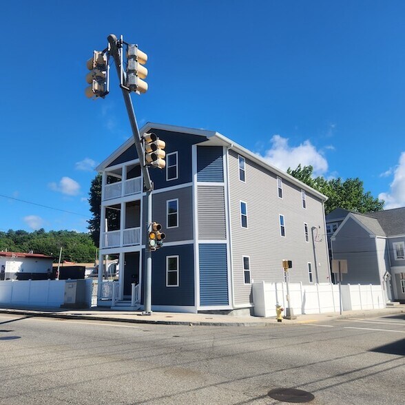 Building Photo - 880 Main St