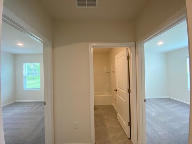 Building Photo - Desirable SE Ocala Neighborhood - Lake Dia...