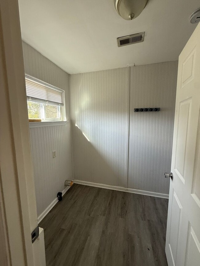 Building Photo - 4 Bedroom / 2 Bath Home