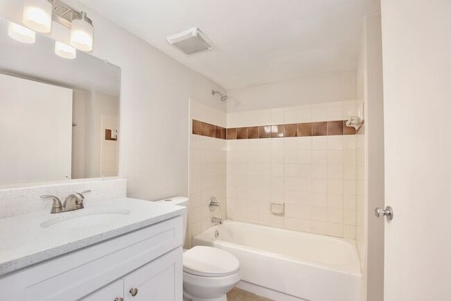 Building Photo - Beautiful 2/2 Cozy Condo with a Covered Pa...