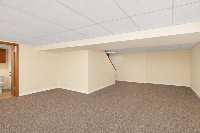 Building Photo - 706 North Point Dr