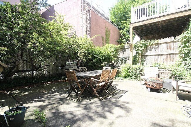 Building Photo - 602 Monroe St