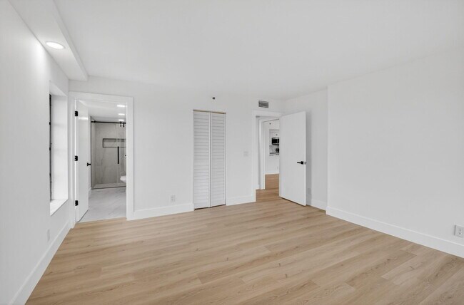 Building Photo - 14475 Strathmore Ln
