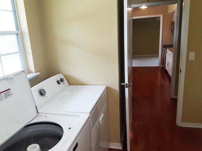 Building Photo - 749 Marthas Ln