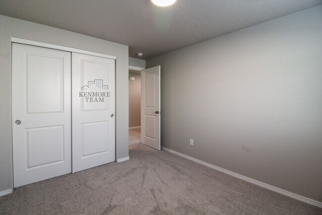 Building Photo - 2631 S Young Ct