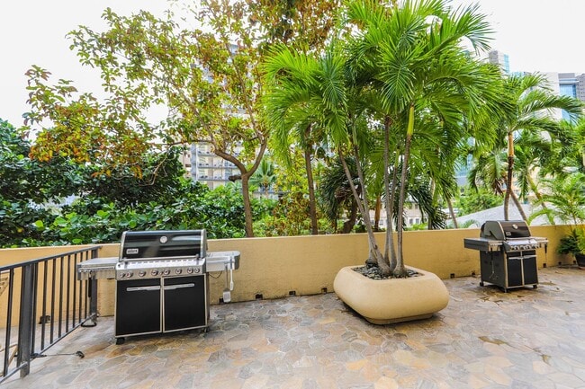 Building Photo - Aloha Towers - 2 bedroom, 2 bath corner unit with 1 covered parking stall