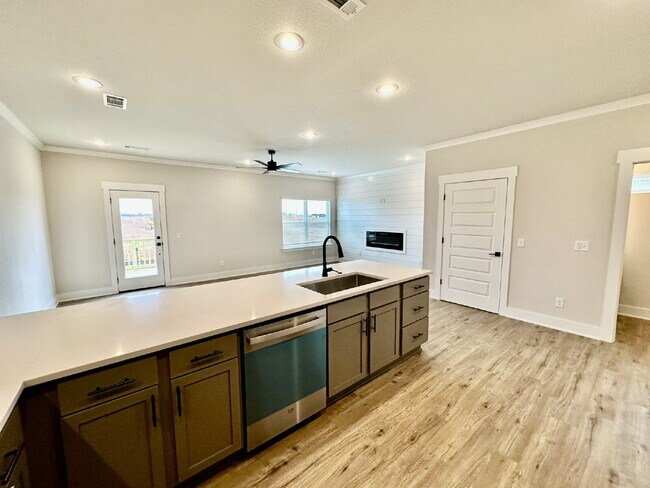 Building Photo - 2805 SW Hampshire Ave