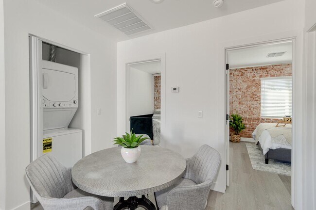 Building Photo - 2512 E Thomas Rd