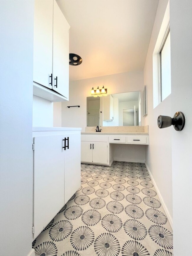 Building Photo - Remodeled Single Level Duplex!