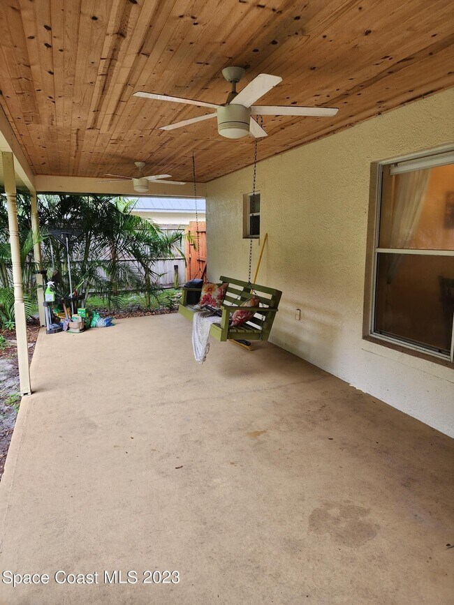 Building Photo - 890 Spirea Dr
