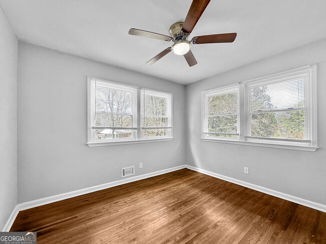 Building Photo - 440 Dartmouth Dr SW