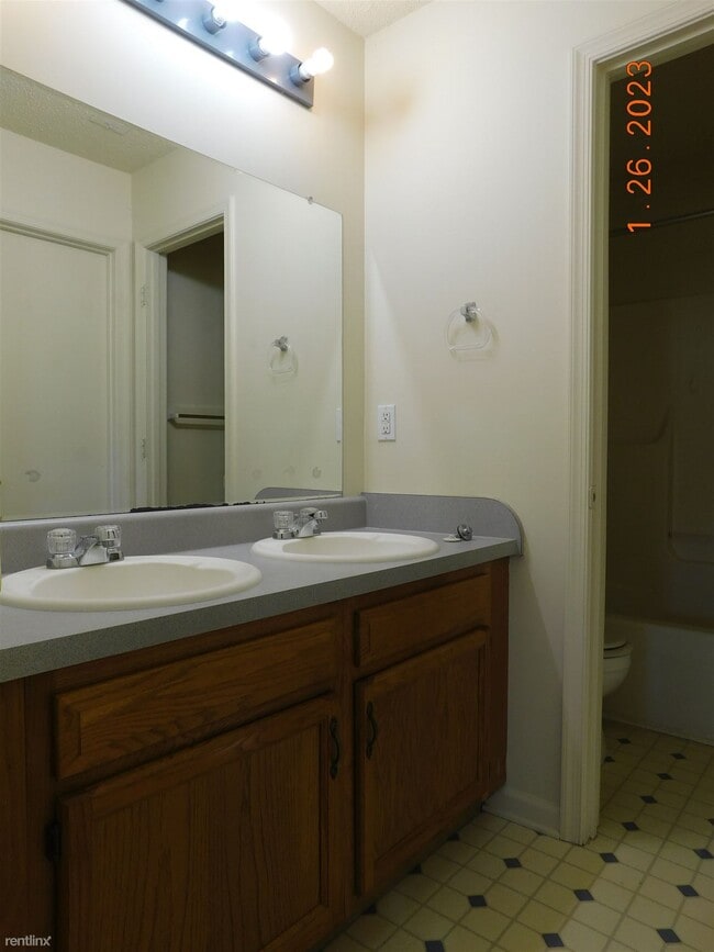Building Photo - 3 br, 1.5 bath Townhome - 7926 Van Patten Rd