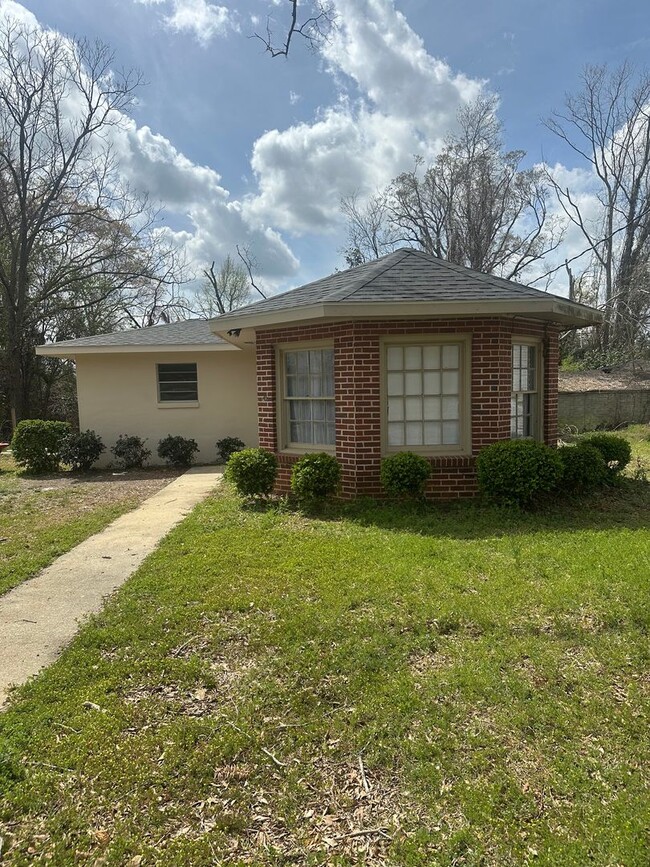 Building Photo - 1 Bed/1 Bath House