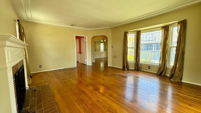 Building Photo - Charming House  with Large yard