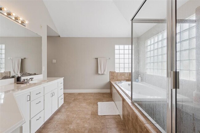 Building Photo - 8686 Meadowcroft Dr