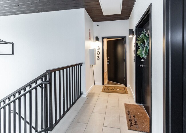 Building Photo - Top Floor 1 Bed with amazing Mt. Views near Nature