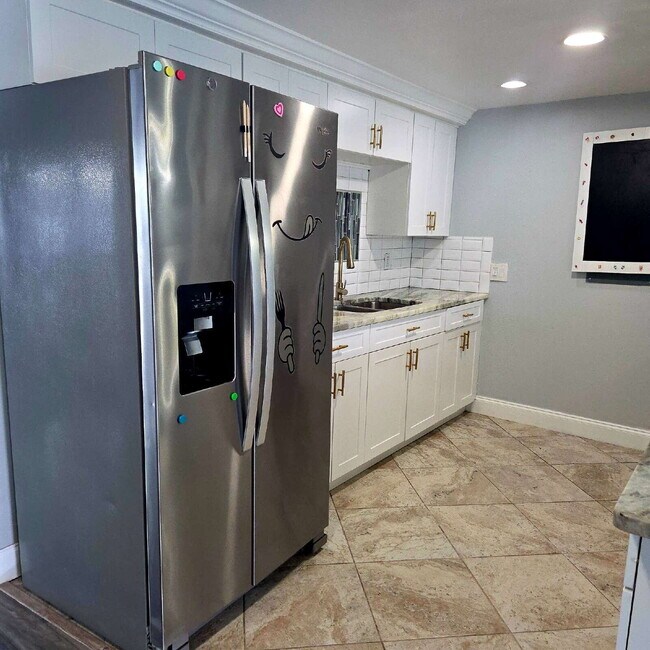 Building Photo - This gorgeous 2/1 house has been remodeled gourmet chef's kitchen, shaker cabinets, granite count...